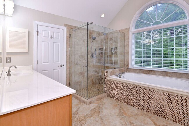 Building Photo - Beautiful York County Home!