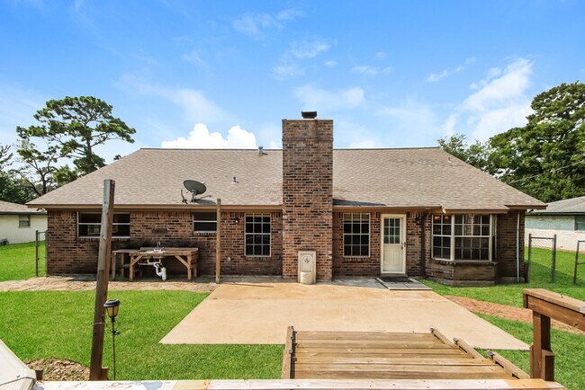 Building Photo - 206 Staples Dr