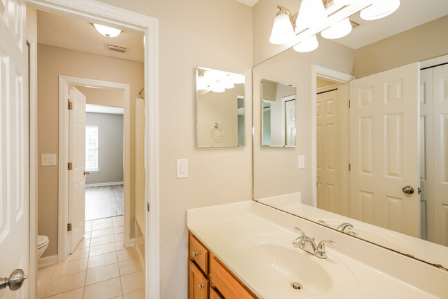 Building Photo - Large Jacksonville Home