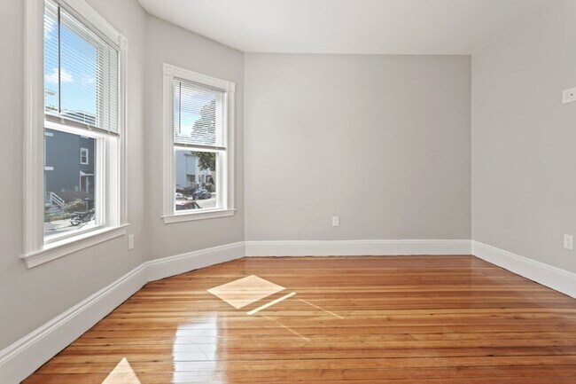Building Photo - 68 Saxton St