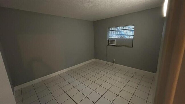Building Photo - 2625 Middle River Dr