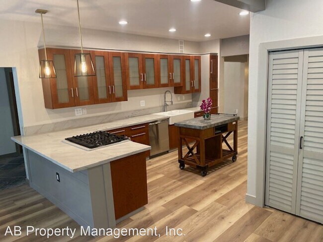 Building Photo - 5 br, 4 bath House - 5650 Hollyberry Lane