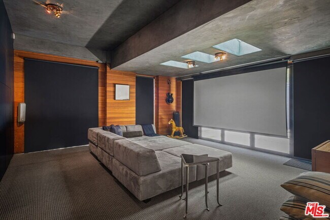 Building Photo - 835 Superba Ave