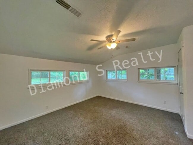 Building Photo - 3 Bedroom Home Available Early June!