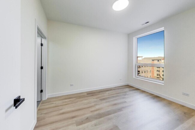 Building Photo - 1950 W Lawrence Ave