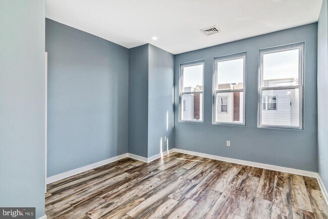 Building Photo - 2420 S Lee St