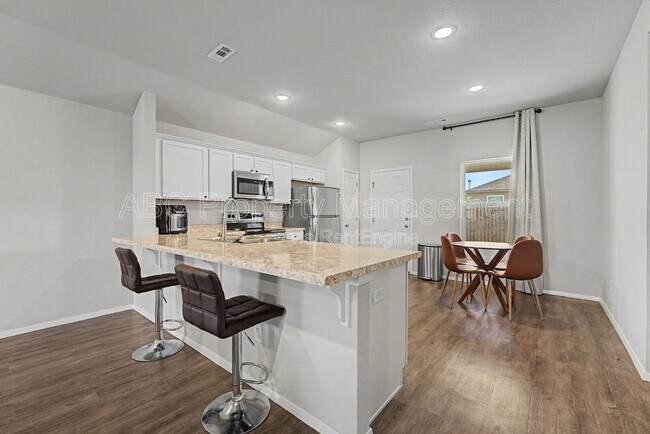 Building Photo - 946 E Sparrow Cir