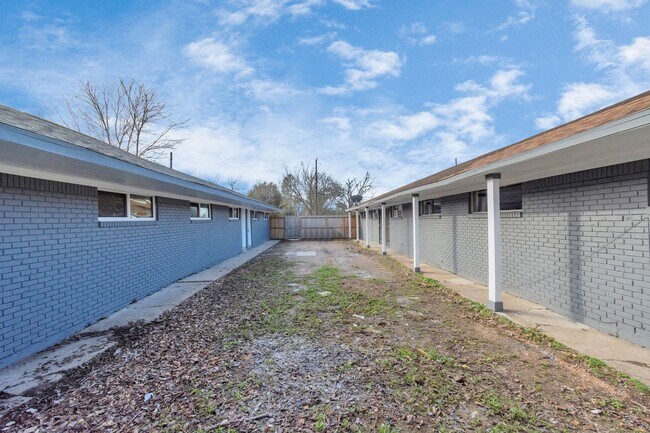 Building Photo - NICE 2 BEDROOM 1 BATH WITH 1600 SF