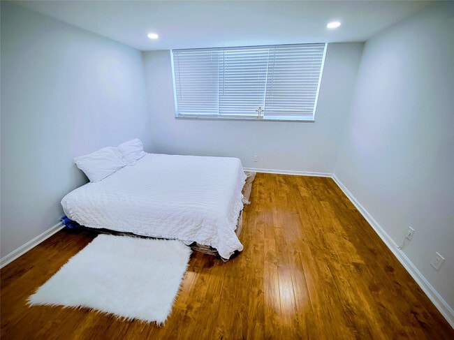 Building Photo - 9411 N Hollybrook Lake Dr