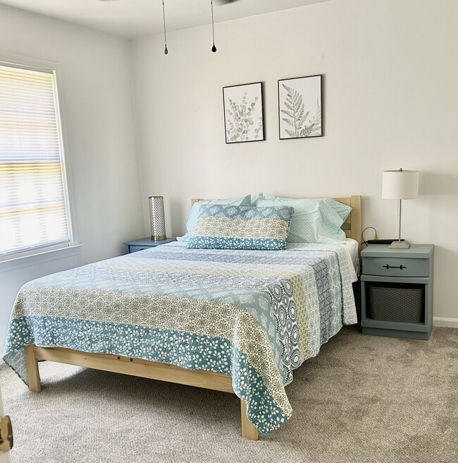 Queen bed - 4589 Ayers Rd