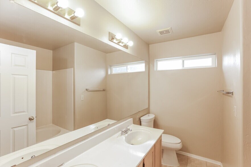 Building Photo - 5160 W Saragosa St