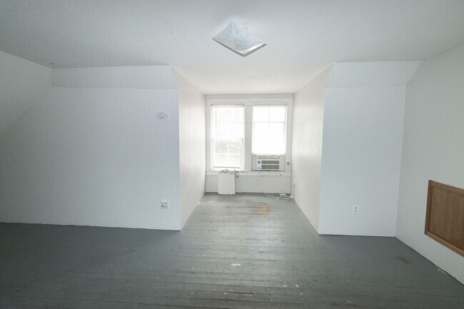 Building Photo - 2 Bedroom House Just Steps From Downtown & Campus