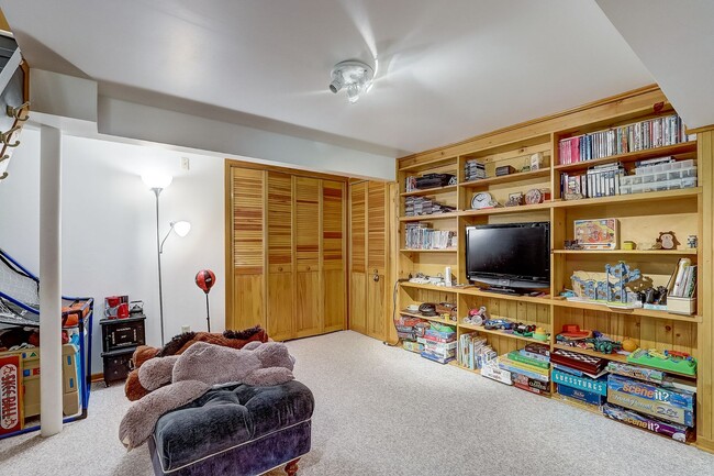 Building Photo - Charming Bi-Level Home in Sunset Village -...