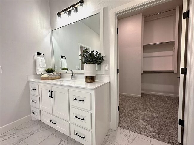 Building Photo - Luxarious 3BD/2BTH Home off of JKP Turnpik...