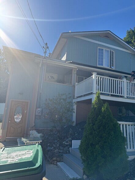 Building Photo - 8 Spruce Ave