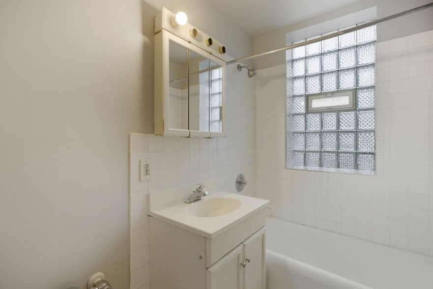 Building Photo - 1050 W George St