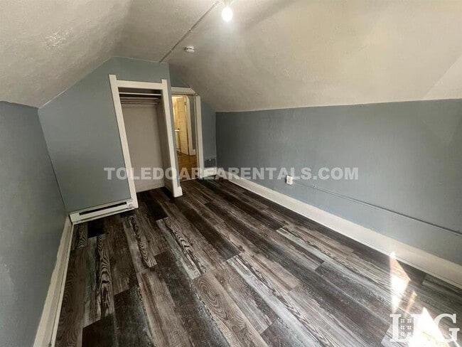 Building Photo - 5520 N Summit St