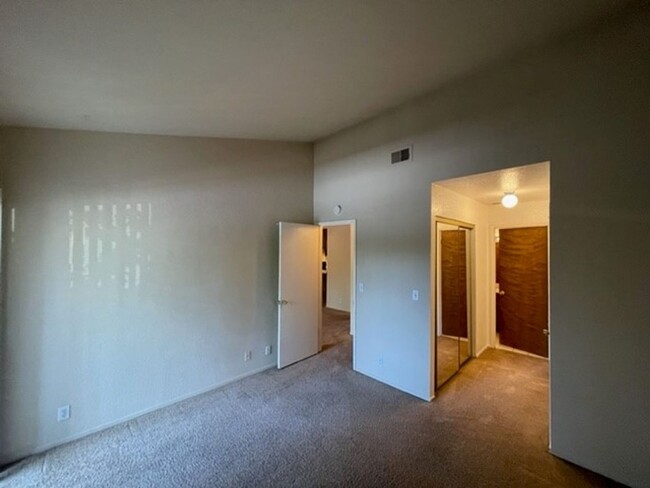 Building Photo - Twin Creek Commons Condo in Roseville Move...