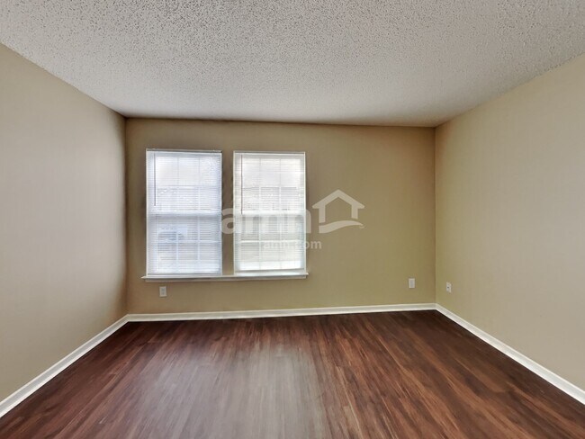 Building Photo - 10914 Cyrus Dr