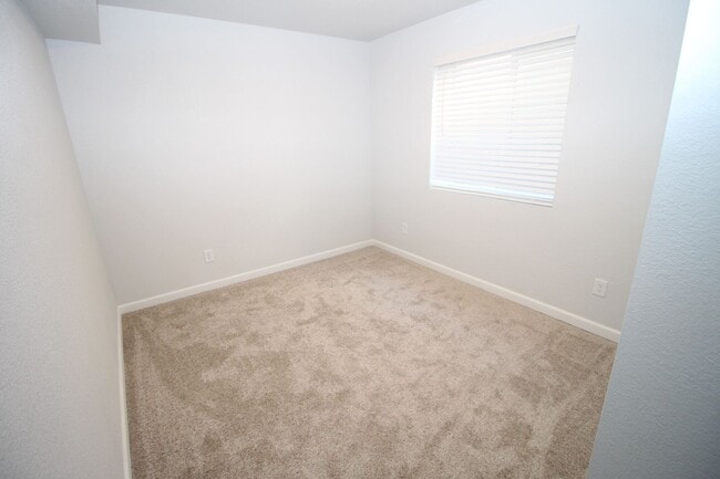 Building Photo - Brand new 3bdr 3bath duplex walking distan...