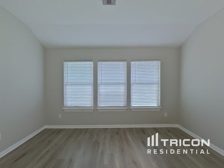 Building Photo - 10457 Royal Andrews Dr