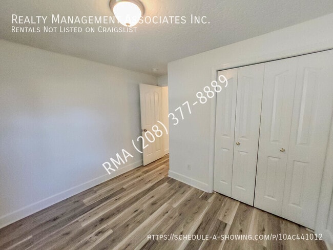 Building Photo - 2717 E Sandgate Ave