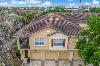 Building Photo - Spacious 3/2 Condo in the Gated Oakwater Community with Single Car Garage! Brand new carpets and ...