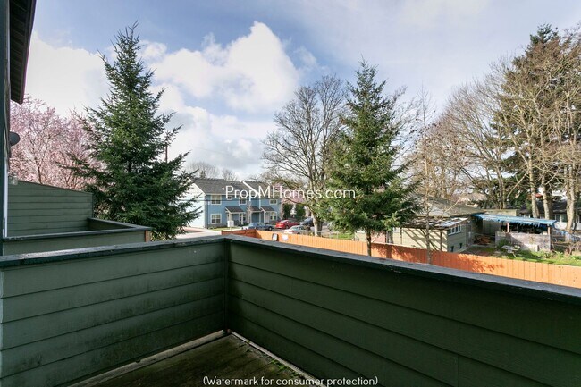 Building Photo - 3 Bedroom Townhome in SE - Two Primary Sui...