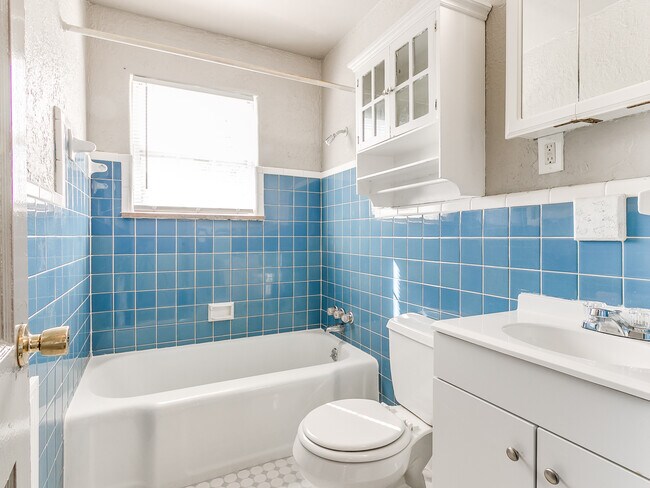 Building Photo - 302 Russell Dr