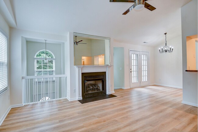 Building Photo - 2393 London Pointe Dr