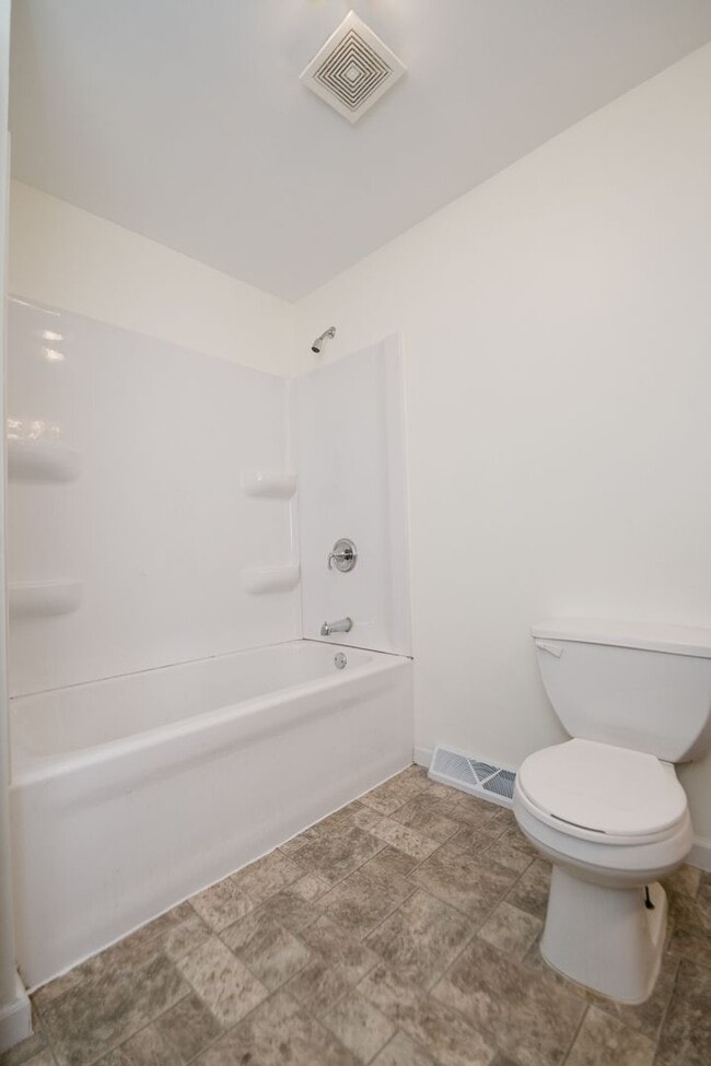 Building Photo - 3 bedroom / 1 bathroom Duplex in Portage