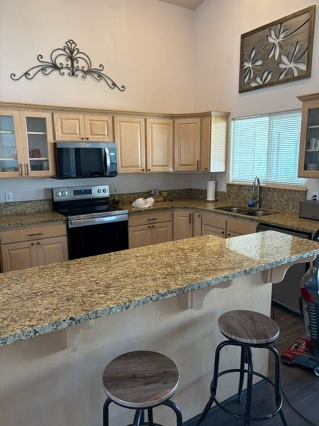 Building Photo - Furnished Home in Sante Fe Vistas- Short T...