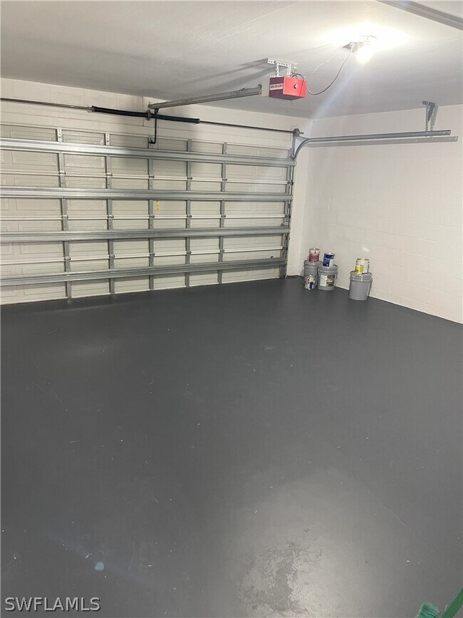 Building Photo - 9758 Country Oaks Dr