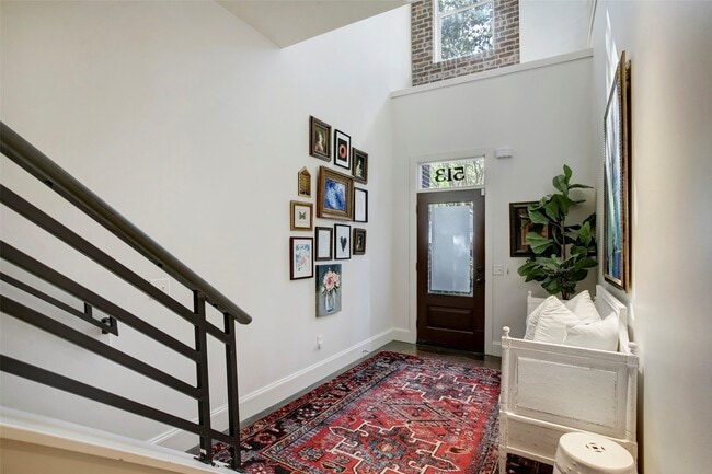 Building Photo - 513 E 11th St