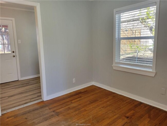 Building Photo - 308 Foch St