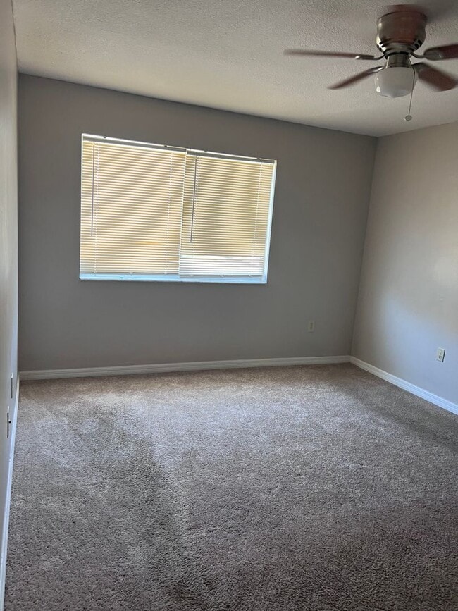 Building Photo - 2 Story Condo. Lovely 2 bed/1.5 bath condo