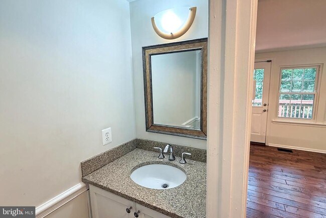 Building Photo - 10100 Walnut Wood Ct