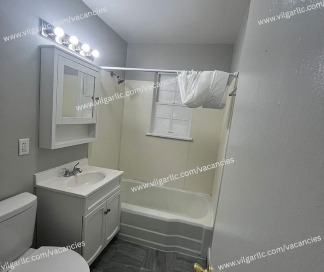 Building Photo - Spacious & Updated 2 large bedrooms & 2 fu...