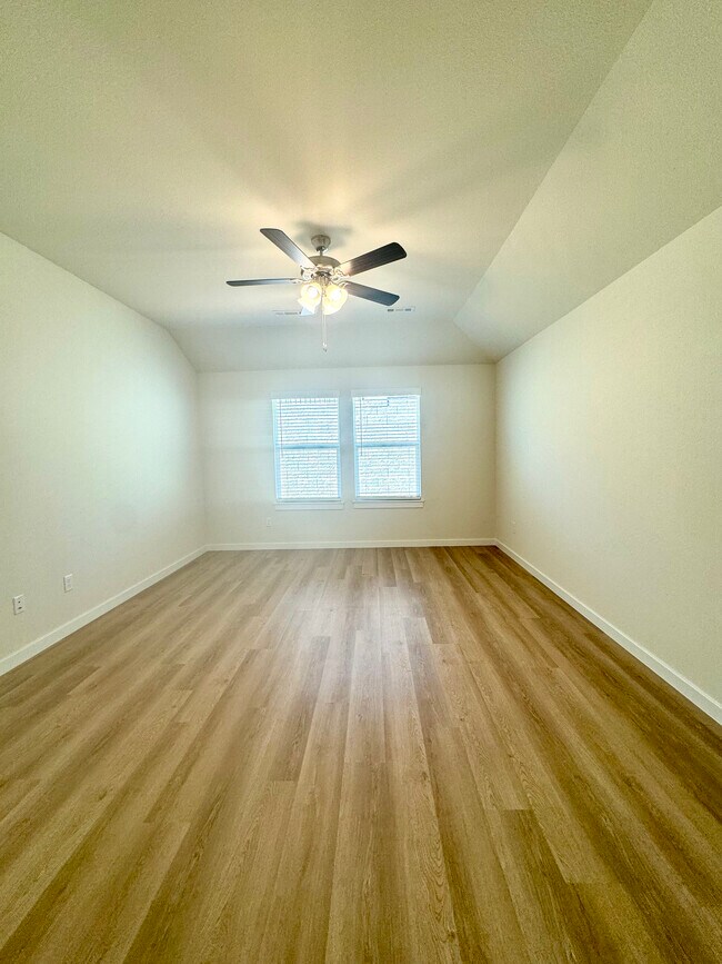 Building Photo - 5382 Selah St