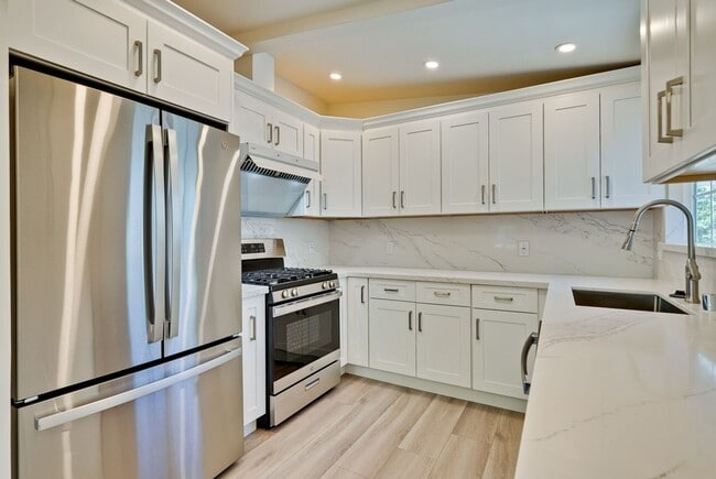 Building Photo - Charming updated 3 bedroom, 1 bathroom hom...