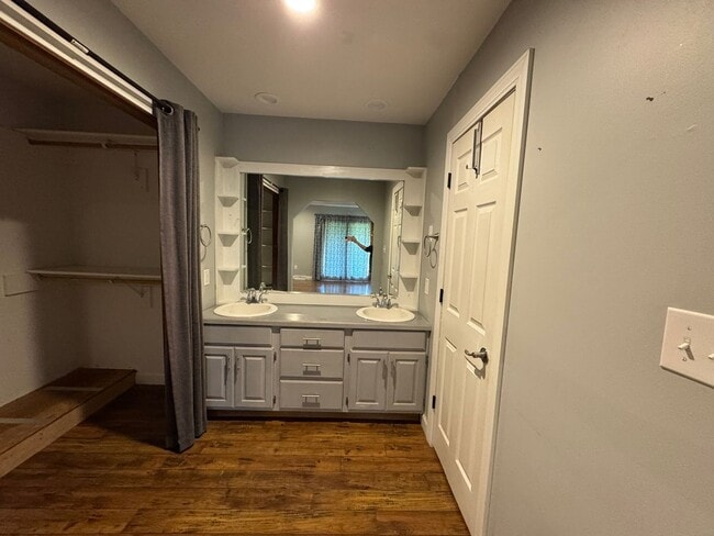 Building Photo - 3 Bedroom house