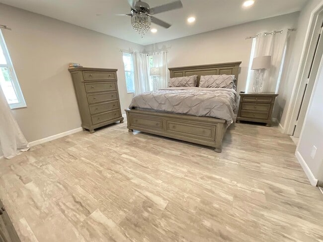 Building Photo - 5574 Royal Lake Cir