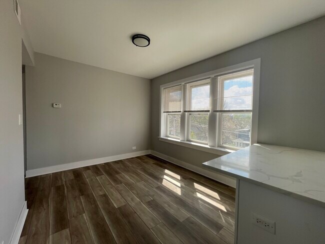 Building Photo - 722 N Austin Blvd