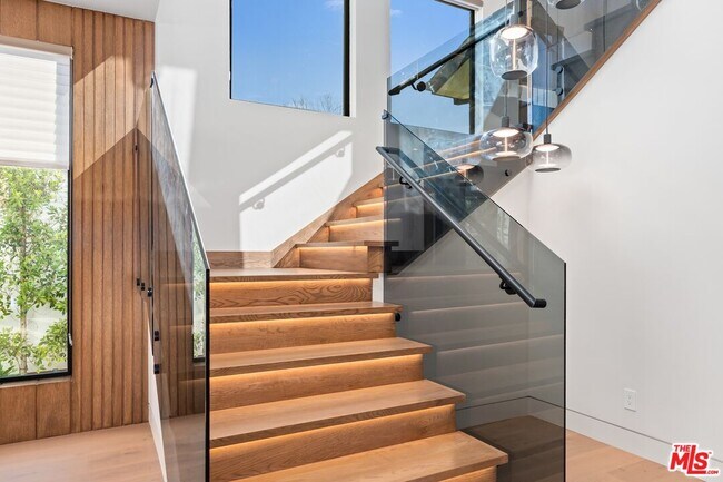 Building Photo - 4708 Noble Ave