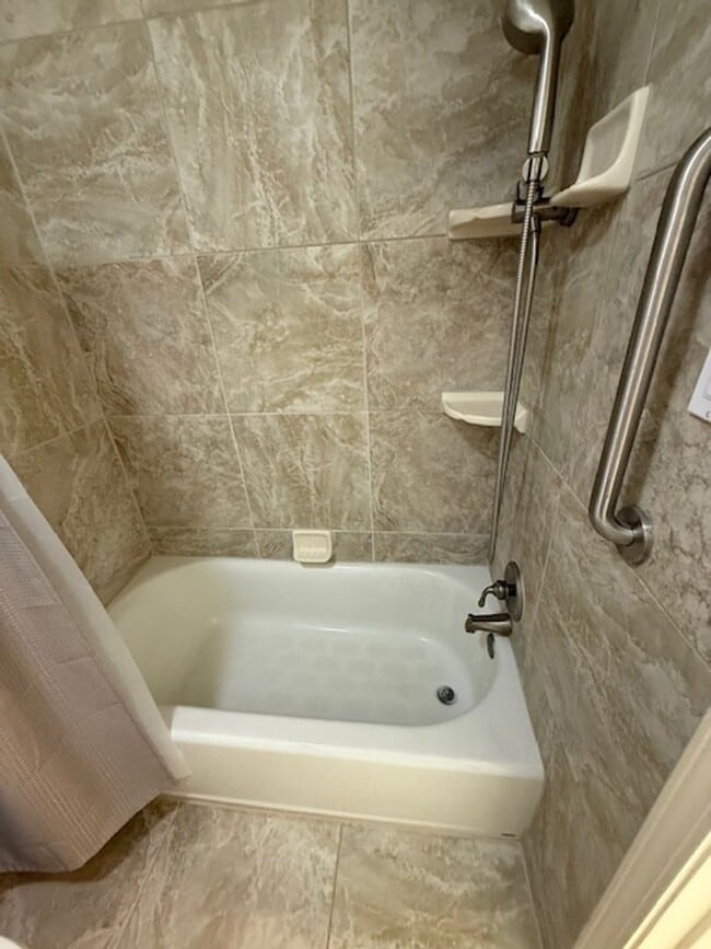 Building Photo - Beautiful 2 bedroom 2.5 bathroom with two ...