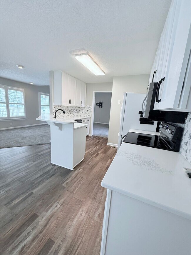 Building Photo - 31 White Oak Dr SE