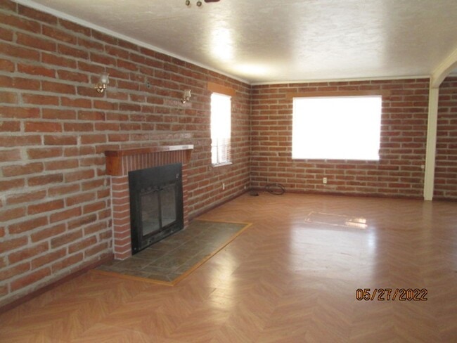 Building Photo - Peaceful Setting in J-Six