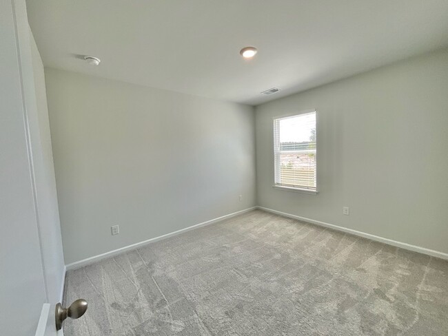 Building Photo - 3br 2ba w/ Community Pool