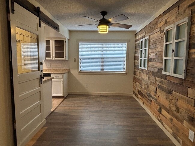 Building Photo - 2 Bed 1 Bath Condo Available Now!  MileSto...