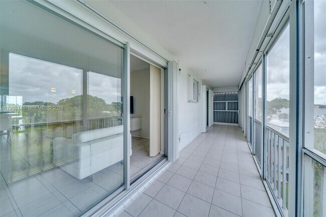 Building Photo - 950 Hillcrest Dr